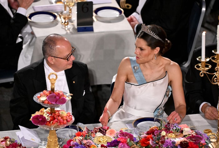 Kronprinzessin Victoria von Schweden sitzt neben dem US-amerikanisch-jordanischen Chemiker Omar ...