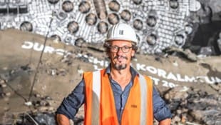 Historischer Moment: Klaus Schneider beim ersten Tunneldurchschlag 2008