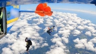Eine Situation, die für einen Skydiver wohl eines der absoluten Worst-Case-Szenarien darstellt – ...