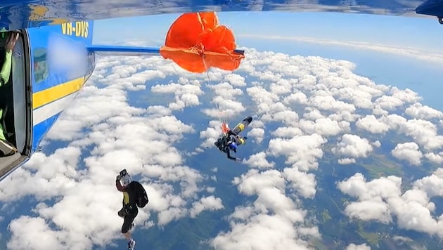Eine Situation, die für einen Skydiver wohl eines der absoluten Worst-Case-Szenarien darstellt – ...
