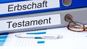 Das Erbrecht hält viele Tücken bereit. So kann ein Testament jederzeit geändert werden – und wer ...