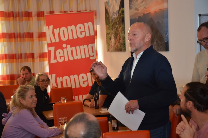 Turnierleiter Max Hafele erklärte nochmals kurz die Regeln.