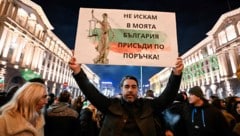 Seit Wochen kocht die politische Lage in Bulgarien immer mehr auf – nun zog die Regierung den ...