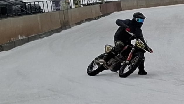 Max Hellmann hat das Training auf Eis begonnen.