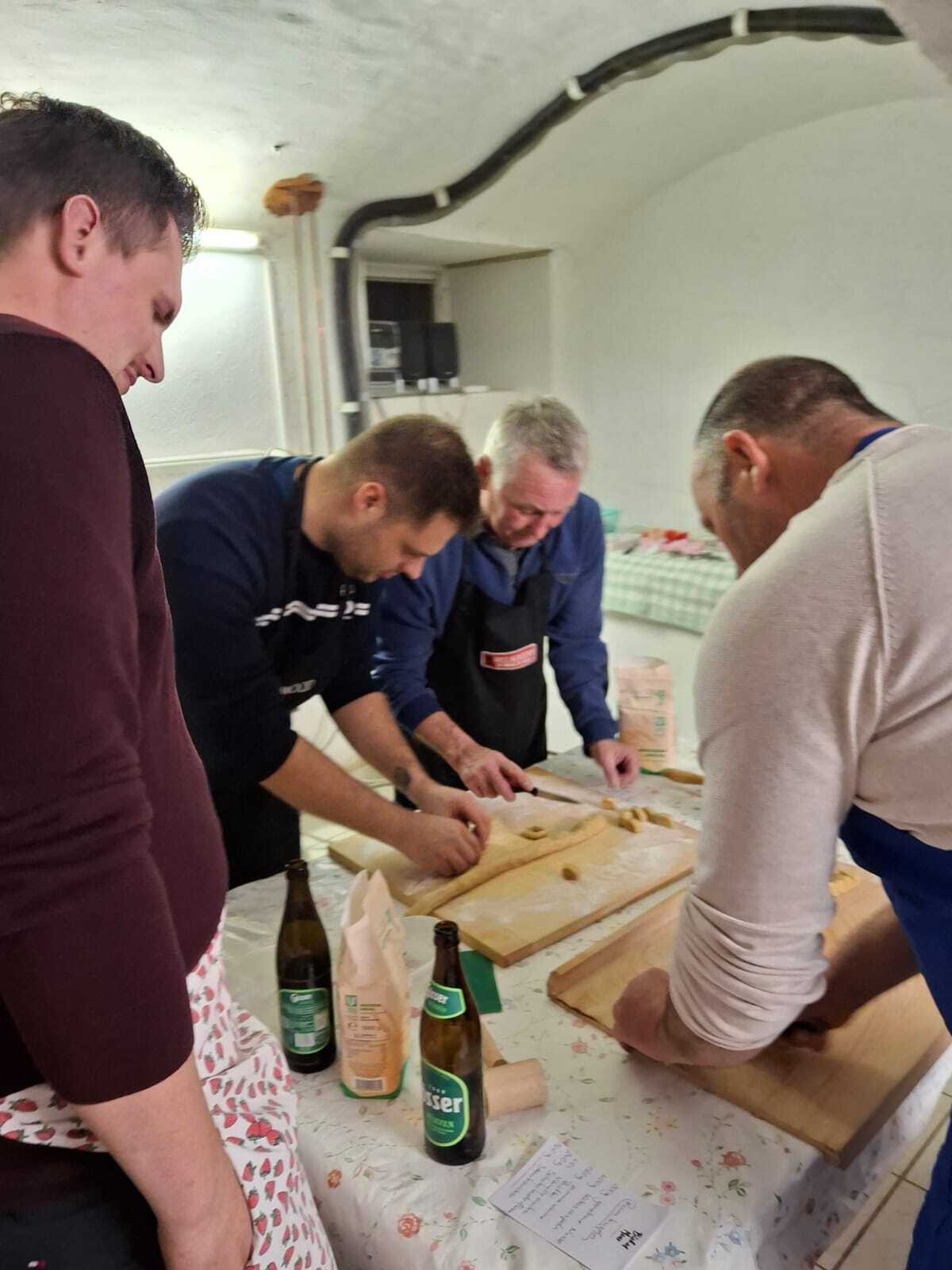 Eifrig am Verzieren.