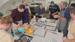 Die Männerrunde beim Keksebacken in der Backstube.