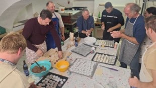 Die Männerrunde beim Keksebacken in der Backstube.