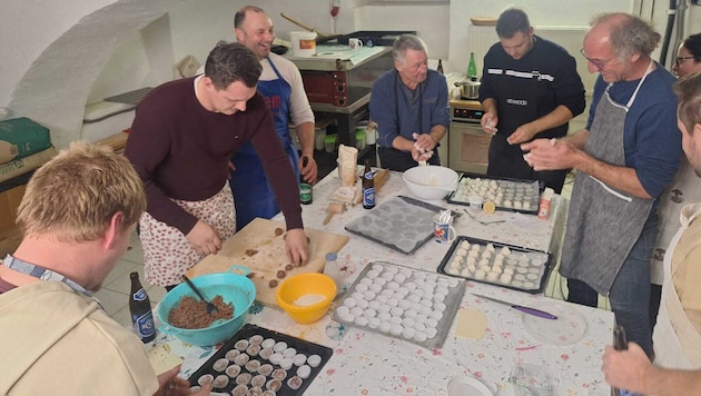 Die Männerrunde beim Keksebacken in der Backstube.