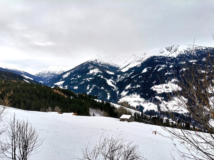 Blick über das Weertal in die Tuxer Alpen.