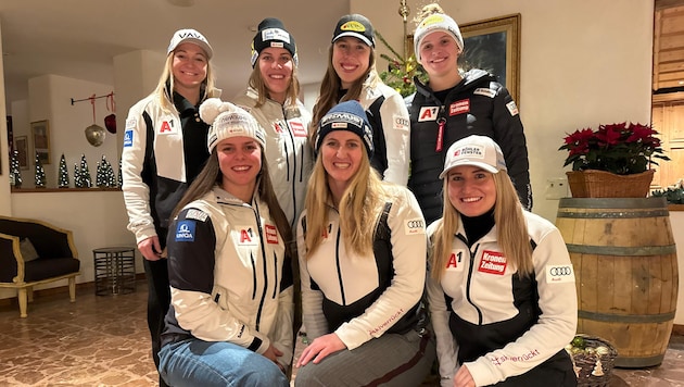 Ariane Rädler, Magdalena Egger, Victoria Olvier, Emily Schöpf (hinten von links), Leonie Zegg, ...