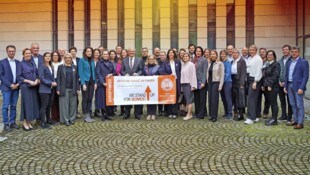 Im Rahmen der weltweiten Aktion „Orange the World“ versammelten sich die Mitglieder des ...