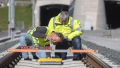 Techniker von Siemens Mobility haben Komponenten zur Übertragung von Daten an Züge eingebaut.