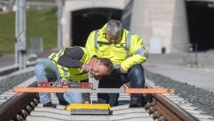 Techniker von Siemens Mobility haben Komponenten zur Übertragung von Daten an Züge eingebaut.