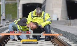 Techniker von Siemens Mobility haben Komponenten zur Übertragung von Daten an Züge eingebaut.