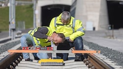 Techniker von Siemens Mobility haben Komponenten zur Übertragung von Daten an Züge eingebaut.