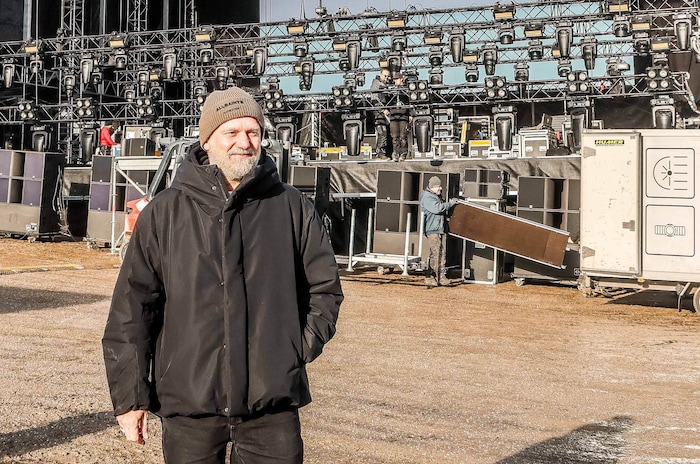 Produktionsleiter Frank Schachinger freute sich beim Aufbau über das sonnige Wetter.