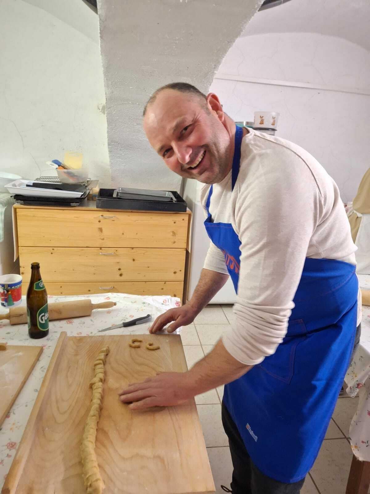 Fleißig am Teig ausrollen.