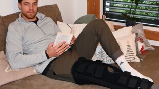KAC-Kapitän Thomas Hundertpfund mit seiner Knie-Schiene.