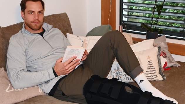 KAC-Kapitän Thomas Hundertpfund mit seiner Knie-Schiene.