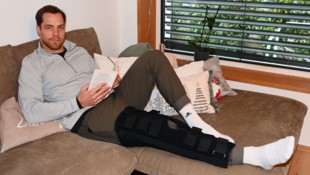 Florian Pessentheiner KAC-Kapitän Thomas Hundertpfund mit seiner Knie-Schiene.