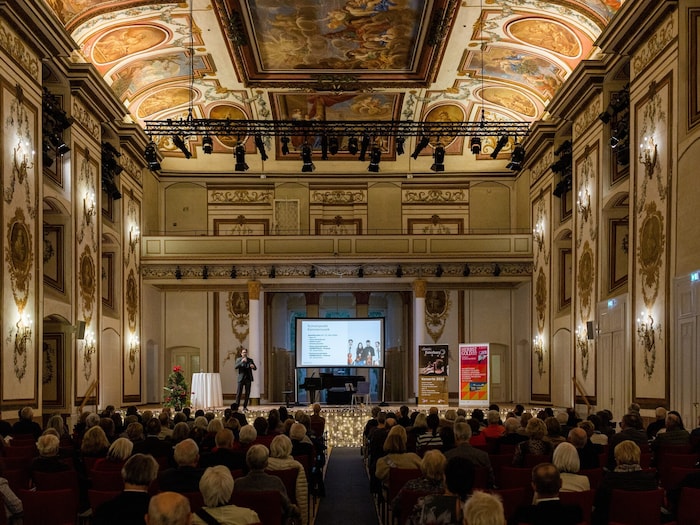 Mit großer Vorfreude verfolgten die Gäste die Programmpräsentation durch Generalintendant Rico ...