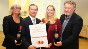 ildungslandesrätin Mag.a (FH) Daniela Winkler (2.v.r.), Bildungsdirektor Alfred Lehner (r.) und ...