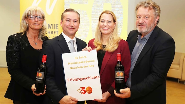 ildungslandesrätin Mag.a (FH) Daniela Winkler (2.v.r.), Bildungsdirektor Alfred Lehner (r.) und ...