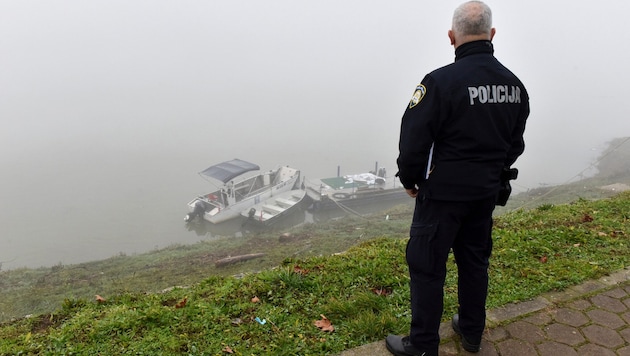Ein kroatischer Polizist bei den Ermittlungen