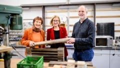 Mikl-Leitner nahm sich mit Obfrau Kerres (li.) und Standortleiter Robert Korbei (re.) viel Zeit, ...