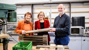 Mikl-Leitner nahm sich mit Obfrau Kerres (li.) und Standortleiter Robert Korbei (re.) viel Zeit, ...