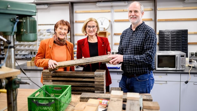 Mikl-Leitner nahm sich mit Obfrau Kerres (li.) und Standortleiter Robert Korbei (re.) viel Zeit, ...