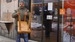 Mit dieser Holzbank verteidigte sich Kemal Sahin gegen den aggressiven Messerangreifer.