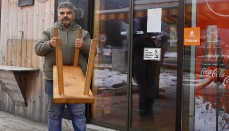 Mit dieser Holzbank verteidigte sich Kemal Sahin gegen den aggressiven Messerangreifer.