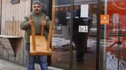 Mit dieser Holzbank verteidigte sich Kemal Sahin gegen den aggressiven Messerangreifer.