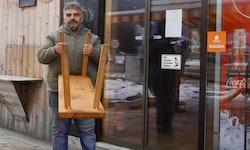 Mit dieser Holzbank verteidigte sich Kemal Sahin gegen den aggressiven Messerangreifer.