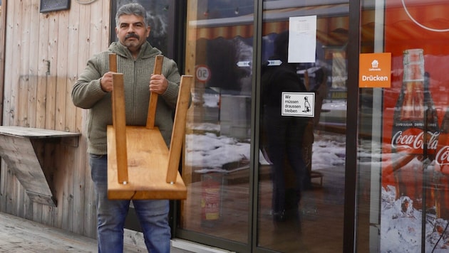 Mit dieser Holzbank verteidigte sich Kemal Sahin gegen den aggressiven Messerangreifer.