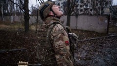 Ein ukrainischer Soldat hält auf dem Schauplatz schwerer Kämpfe mit russischen Truppen in der ...