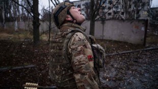 Ein ukrainischer Soldat hält auf dem Schauplatz schwerer Kämpfe mit russischen Truppen in der ...