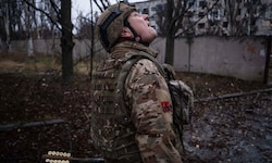 Ein ukrainischer Soldat hält auf dem Schauplatz schwerer Kämpfe mit russischen Truppen in der ...