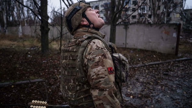 Ein ukrainischer Soldat hält auf dem Schauplatz schwerer Kämpfe mit russischen Truppen in der ...