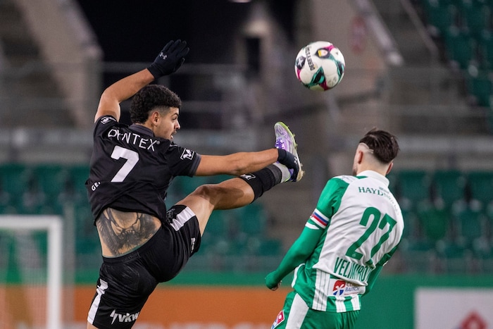 Auf Offensivmann Nicolas Rossi (l.) muss Coach Andy Heraf im letzten Spiel gegen St. Pölten ...