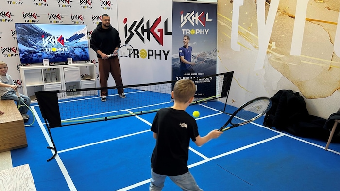 Die kleinen Tennisfans durften mit der ehemaligen Nummer 5 der Welt auch einige Bälle schlagen.