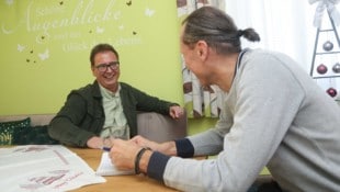 Pfarrer Smetanig (links) im Gespräch mit „Krone“-Redakteur Jürgen Pachner. 