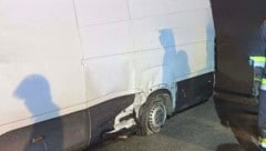 Nach dem Unfall musste der Transporter von der Feuerwehr geborgen werden.