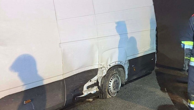 Nach dem Unfall musste der Transporter von der Feuerwehr geborgen werden.