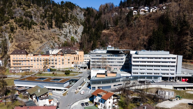 Der Verletzte wurde ins Krankenhaus Zams eingeliefert.