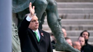 Viktor Orbán winkt seinen Anhängern zu. Wird sich Ungarns Ministerpräsident nach der ...