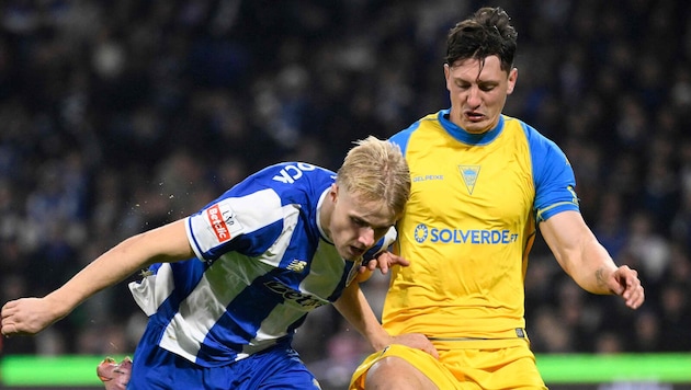 Felix Bacher, hier gegen den FC Porto, spielte seit dem 9. November 2024 jedes Spiel für Estoril ...