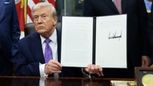 Trump nach der Unterzeichnung des Dekrets.