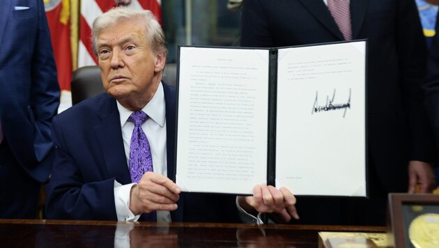 Trump nach der Unterzeichnung des Dekrets.